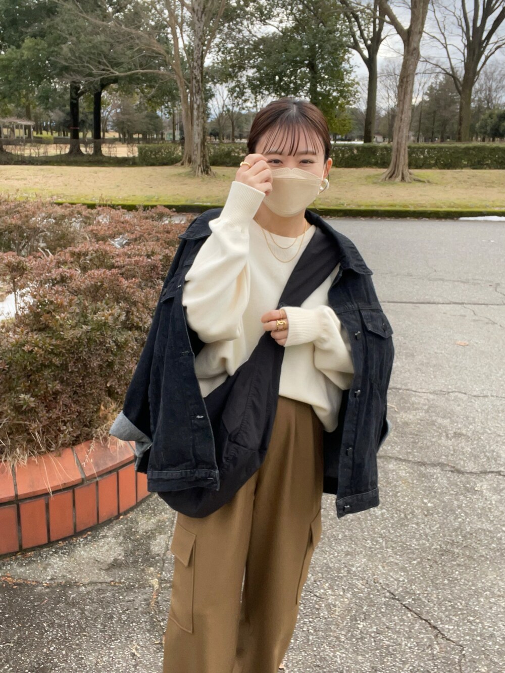 「デニム、デニムジャケット、カーゴパンツ、ショルダーバッグ、厚底シューズ、春コーデ、春先取り、スニーカー、スウェット、ほめられ本命コーデ、ニット、プチプラ、ジャケット、シンプルコーデ、パンツコーデ」｜「CIAOPANIC TYPYの□【新色追加】【OSORO】スウェットライクニット（ニット/セーター、ホワイト系）」を使った、chicchimoさん（骨格ナチュラル・レディース・152cm）の冬コーディネートの5枚目の写真