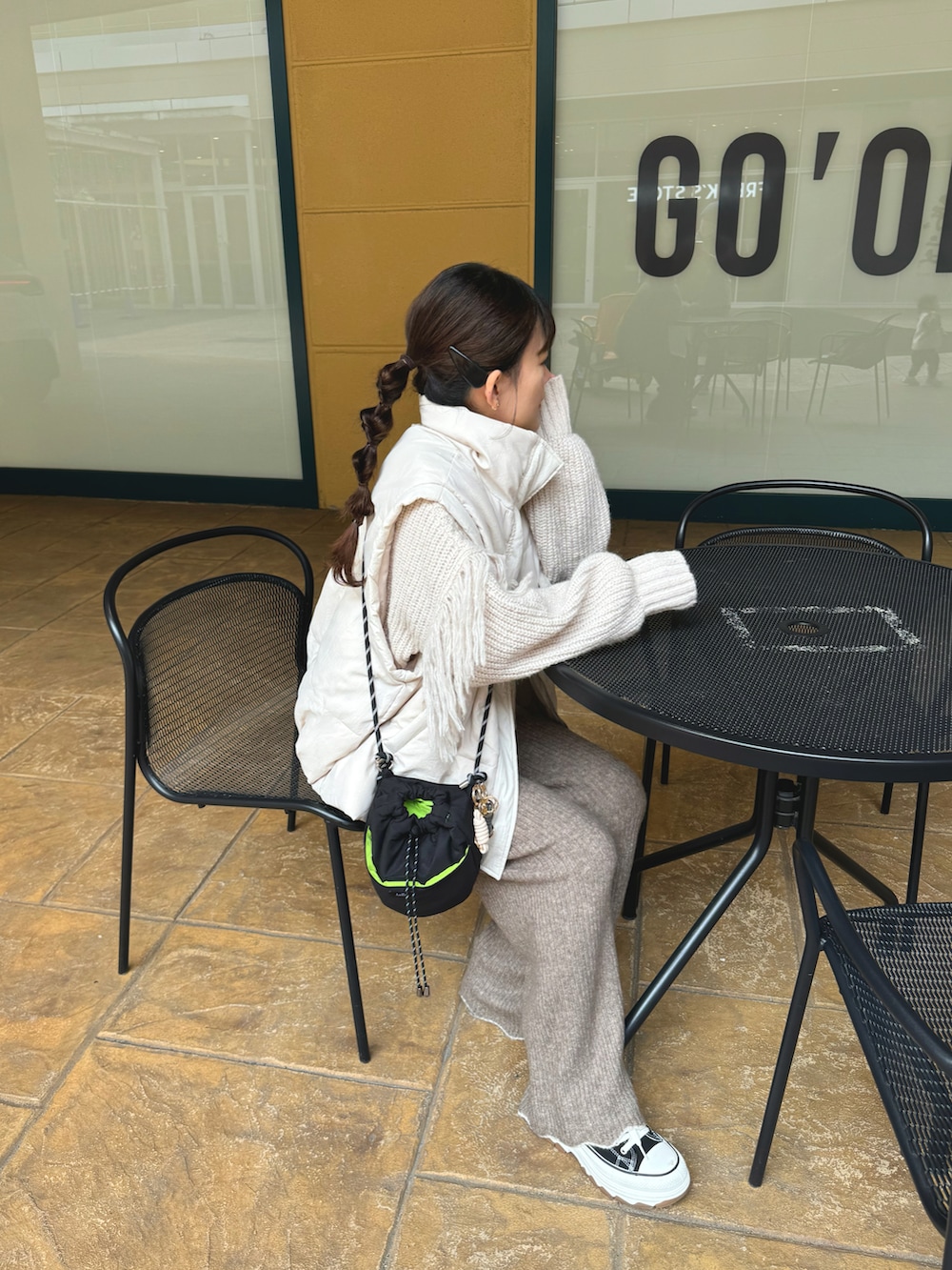 ホワイト系のダウンジャケット/コート、ブラウン系のその他パンツ、ホワイト系のニット/セーターを着用したレディースの秋コーディネートの2枚目の写真