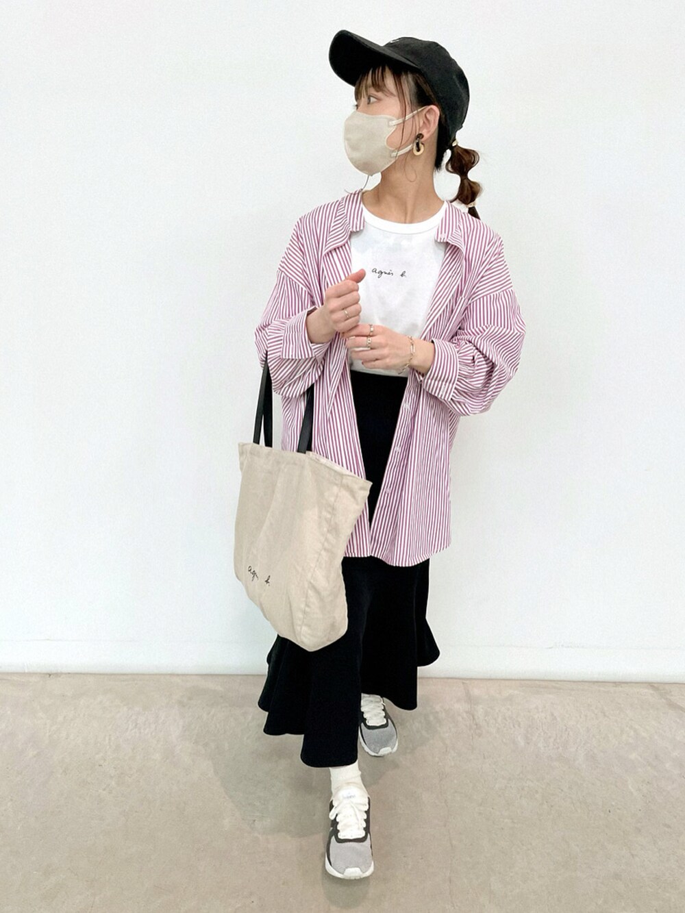 ホワイト系のTシャツ/カットソー、ブラック系のトートバッグ、ピンク系のシャツ/ブラウスを着用したレディースの春コーディネートの3枚目の写真