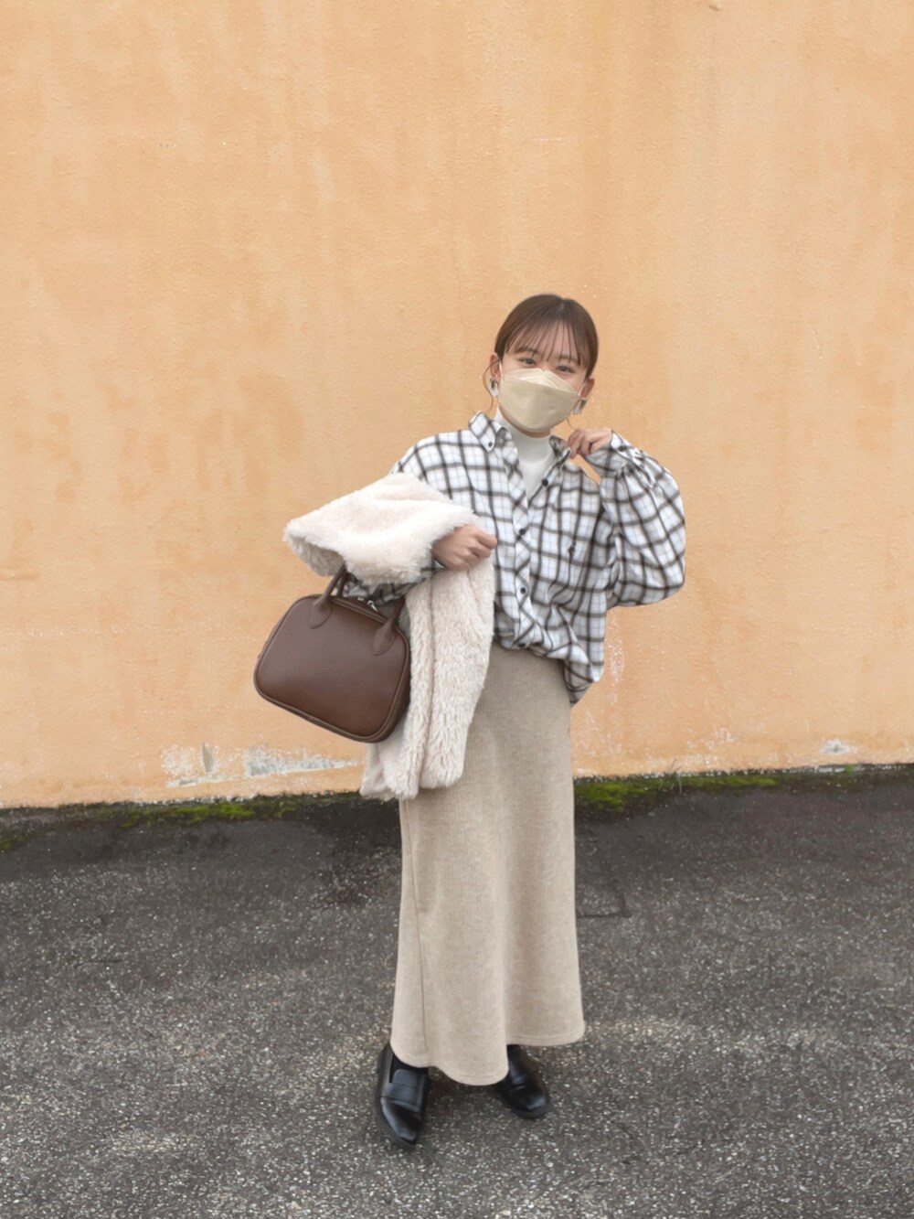 ホワイト系のシャツ/ブラウス、ホワイト系のニット/セーター、グレー系のベストを着用したレディースの冬コーディネートの2枚目の写真