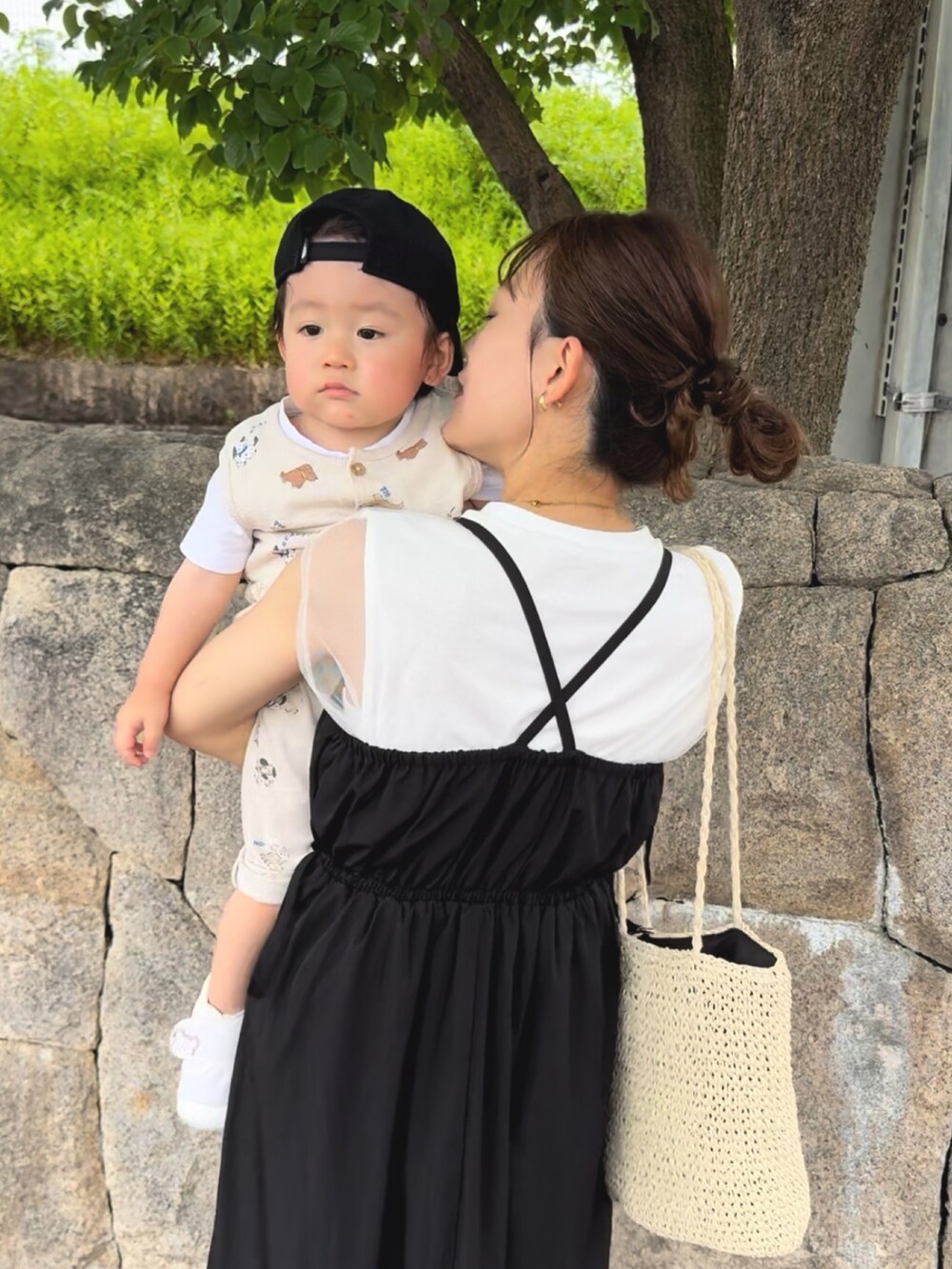ブラック系のサンダル、ホワイト系のトップス、ブラック系のワンピース/ドレスを着用したレディースの夏コーディネートの2枚目の写真