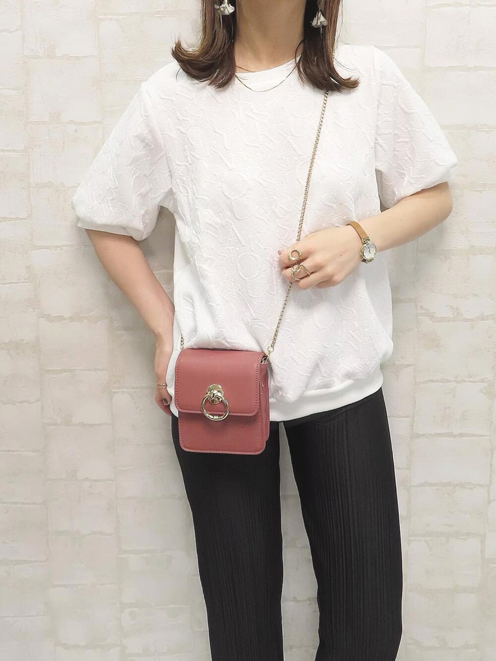 ホワイト系のTシャツ/カットソー、ブルー系のデニムパンツ、ピンク系のショルダーバッグを着用したレディースの春コーディネートの4枚目の写真