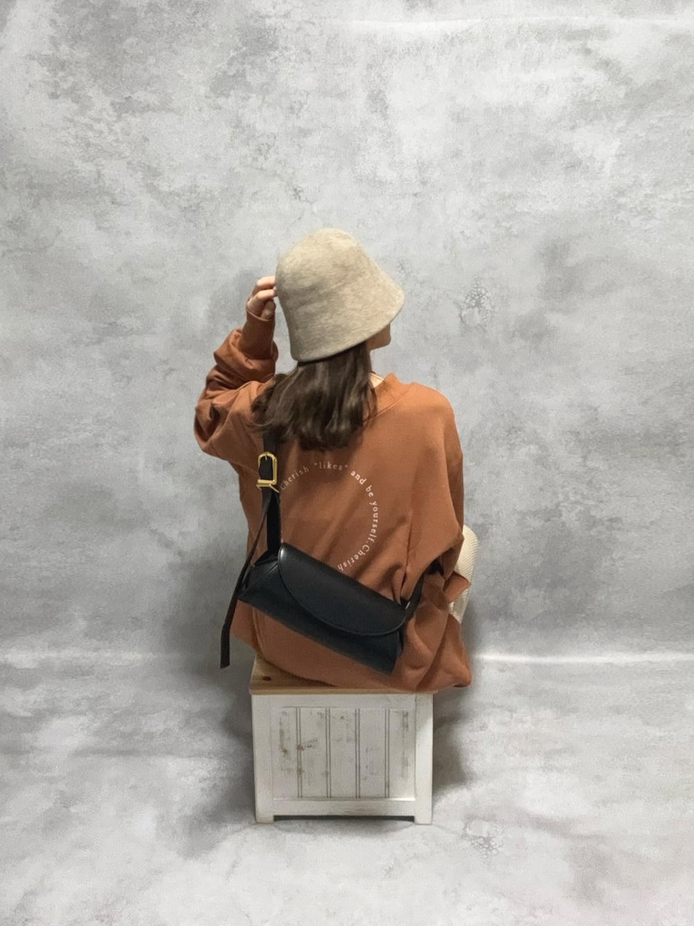 ブラウン系のスウェット、ホワイト系のその他パンツ、ブラック系のショルダーバッグを着用したレディースの秋コーディネートの2枚目の写真