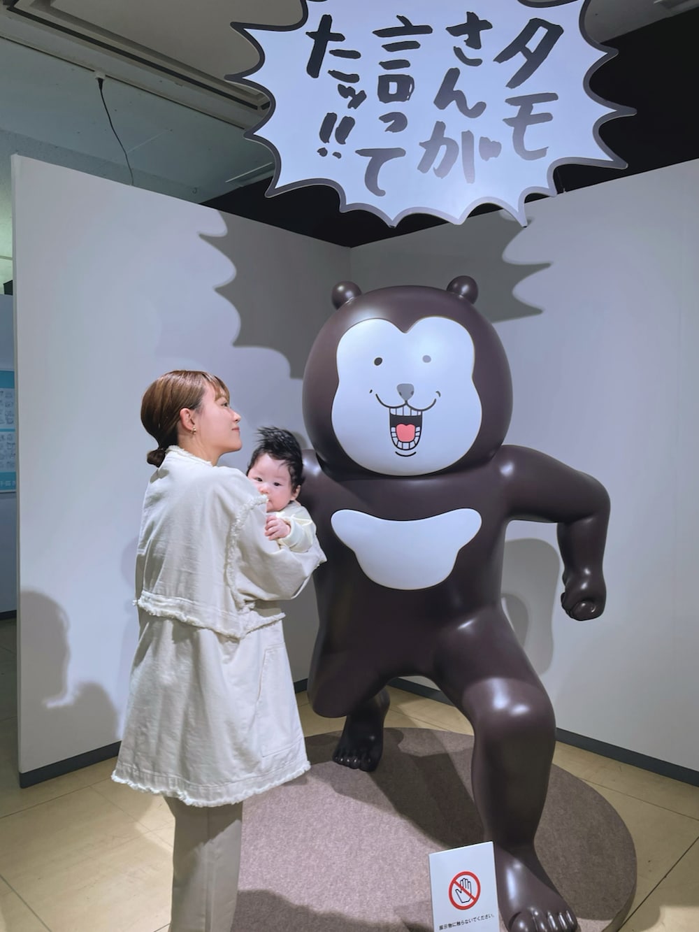 ホワイト系のデニムジャケット、ホワイト系のスラックスを着用したレディースの春コーディネートの2枚目の写真
