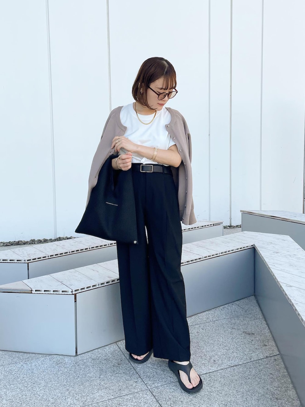 ホワイト系のTシャツ/カットソー、ブラック系のパンツ、ベージュ系のカーディガン/ボレロを着用したレディースの秋コーディネートの2枚目の写真