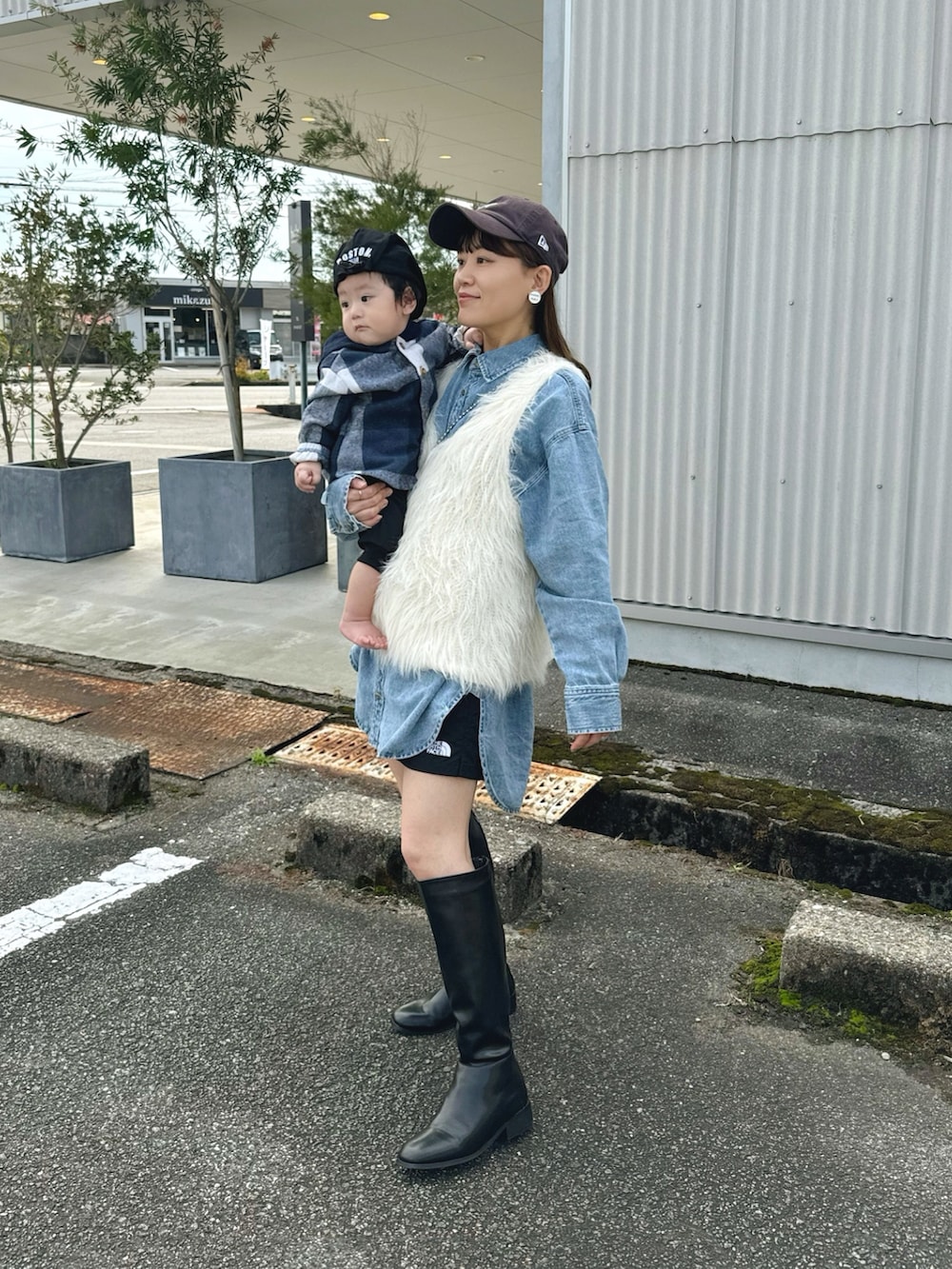 ブルー系のシャツ/ブラウス、ホワイト系のベスト、ブラック系のその他パンツを着用したレディースの秋コーディネートの3枚目の写真