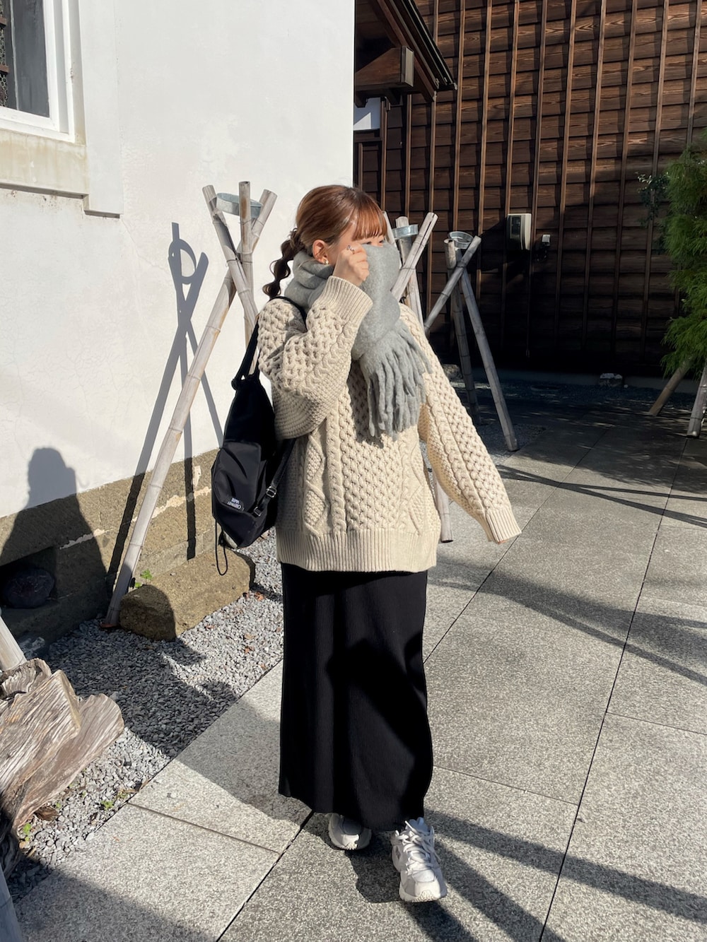 「マフラーぐるぐる、ニット、冬コーデ、リュック、ビッグシルエット、クリスマスに着たい服、韓国ファッション、休日スタイル、スニーカー、マイベストコーデ2023、お出かけコーデ、大人カジュアル、グレーコーデ、ケーブルニット、モノトーン」|「select MOCA by sonのヴィンテージライクケーブルニット(ニット/セーター、ホワイト系)」を使った、chicchimoさん(骨格ナチュラル・レディース・152cm)の冬コーディネートの3枚目の写真