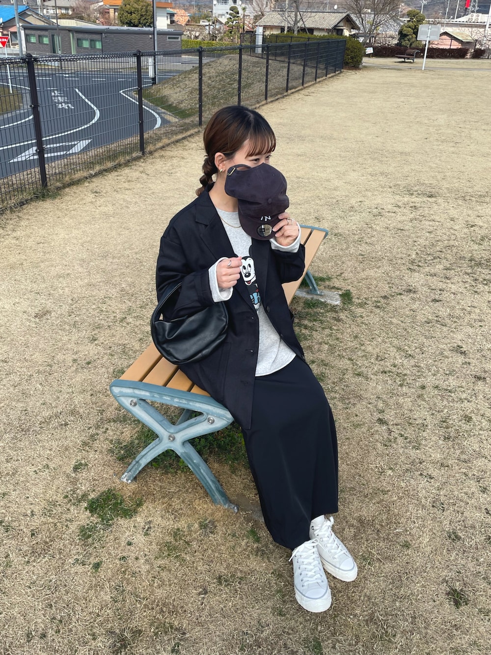 ブラック系のテーラードジャケット、グレー系のスウェット、ホワイト系のスニーカーを着用したレディースの冬コーディネートの4枚目の写真