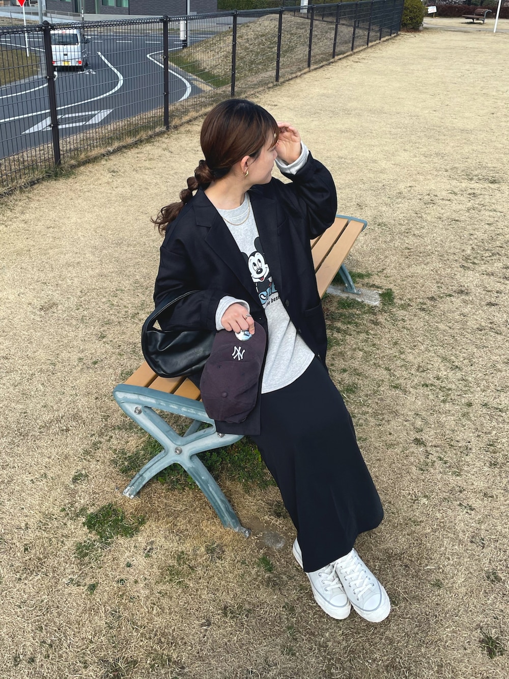 ブラック系のテーラードジャケット、グレー系のスウェット、ホワイト系のスニーカーを着用したレディースの冬コーディネートの2枚目の写真