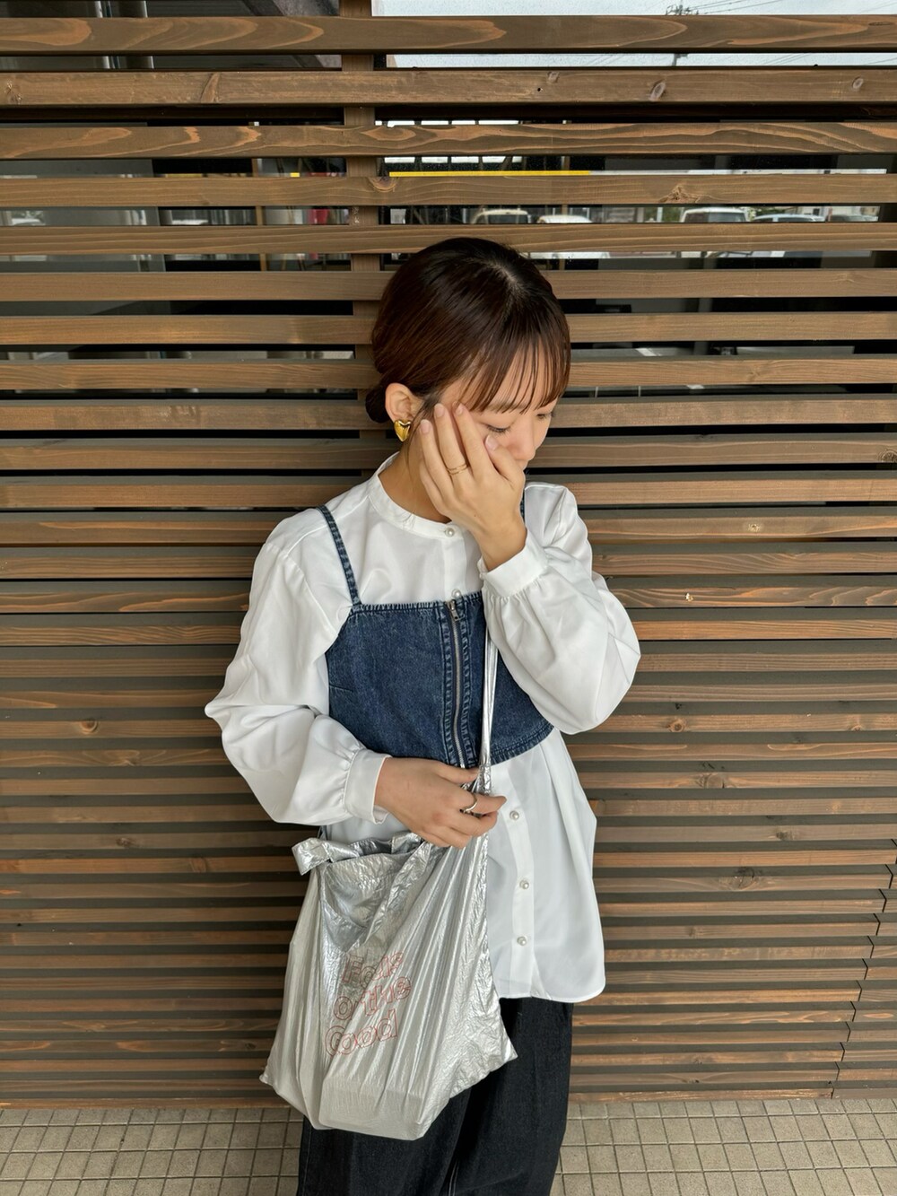 ブルー系のトップス、ホワイト系のシャツ/ブラウス、ブラック系のデニムパンツを着用したレディースの春コーディネートの2枚目の写真