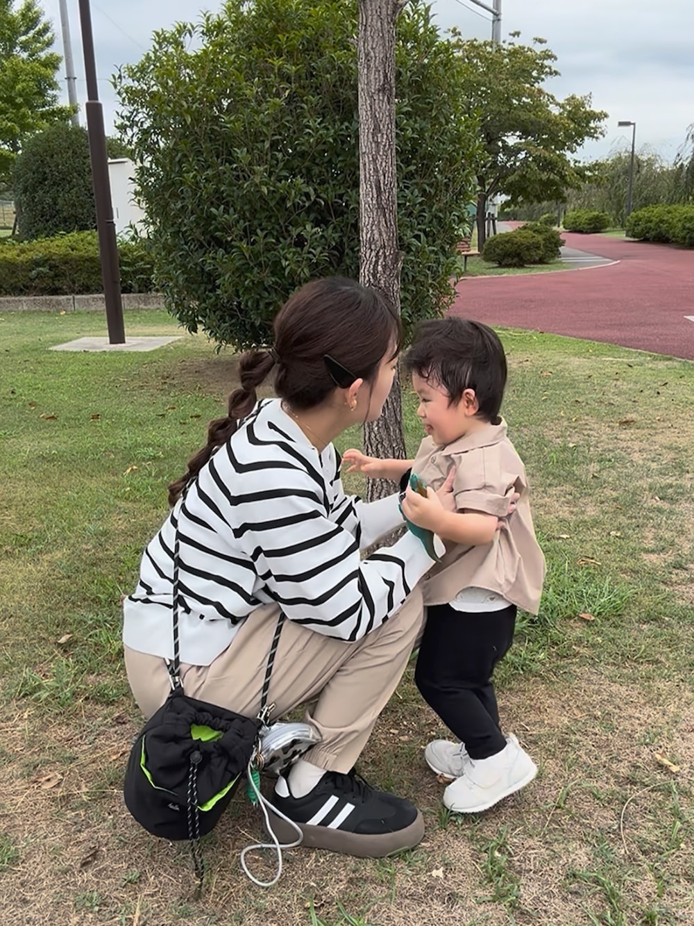 ベージュ系のその他パンツ、ホワイト系のトップス、ブラック系のスニーカーを着用したレディースの秋コーディネートの4枚目の写真