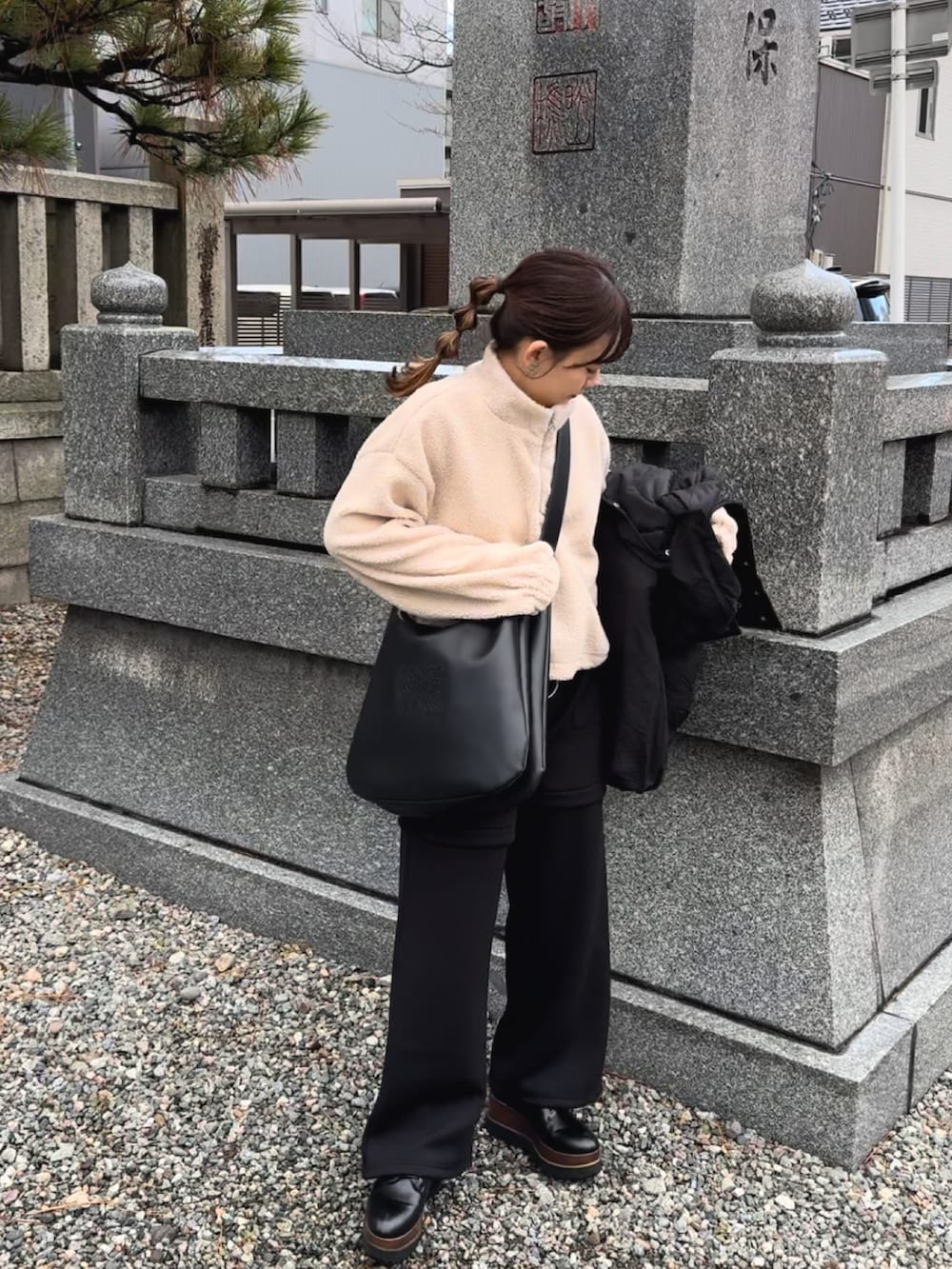 ホワイト系のトップス、ブラック系のジャケット/アウター、ブラック系のパンツを着用したレディースの冬コーディネートの4枚目の写真