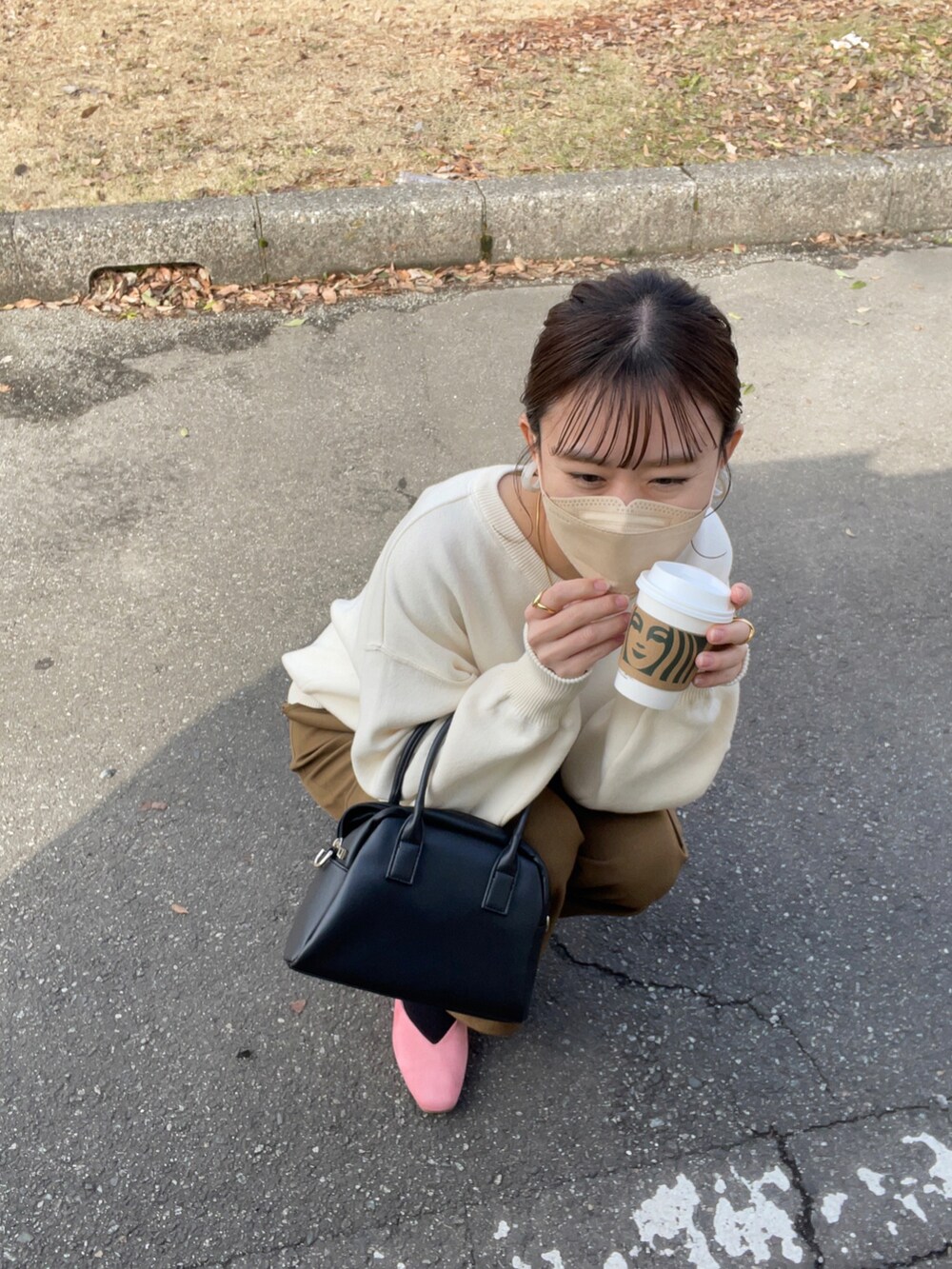 「ピンク、シンプルコーデ、プチプラ、バレエシューズ、ベージュ、ボリューム袖、春コーデ、ハンドバッグ、ビッグシルエット、休日スタイル、きれいめカジュアル、パンプス、淡色コーデ、パンツコーデ、ワントーンコーデ」｜「feepurのツータックワイドカーゴパンツ（カーゴパンツ、グリーン系）」を使った、chicchimoさん（骨格ナチュラル・レディース・152cm）の春コーディネートの4枚目の写真