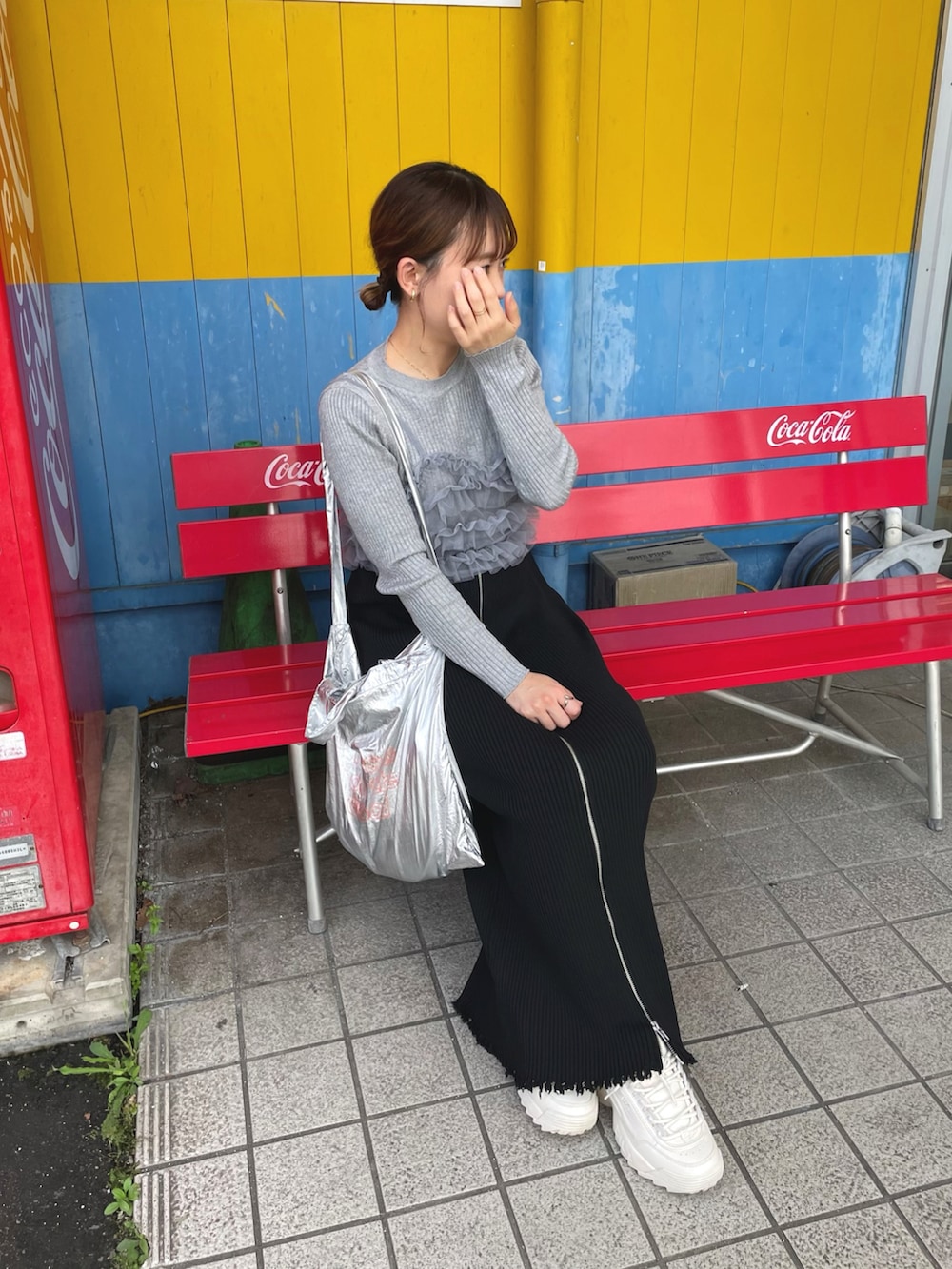 シルバー系のトップス、グレー系のトップス、ブラック系のスカートを着用したレディースの夏コーディネートの2枚目の写真