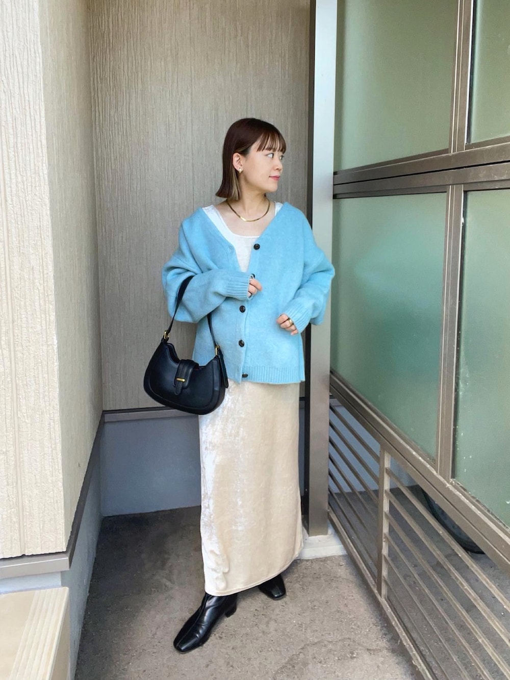 ブルー系のカーディガン/ボレロ、ホワイト系のワンピース、ブラック系のバッグを着用したレディースの秋コーディネートの5枚目の写真