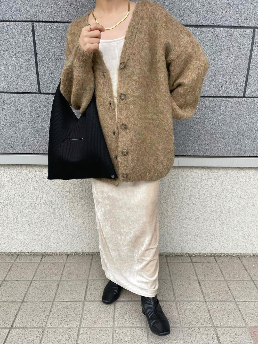 グリーン系のカーディガン/ボレロ、ホワイト系のワンピース、ブラック系のトートバッグを着用したレディースの秋コーディネートの4枚目の写真