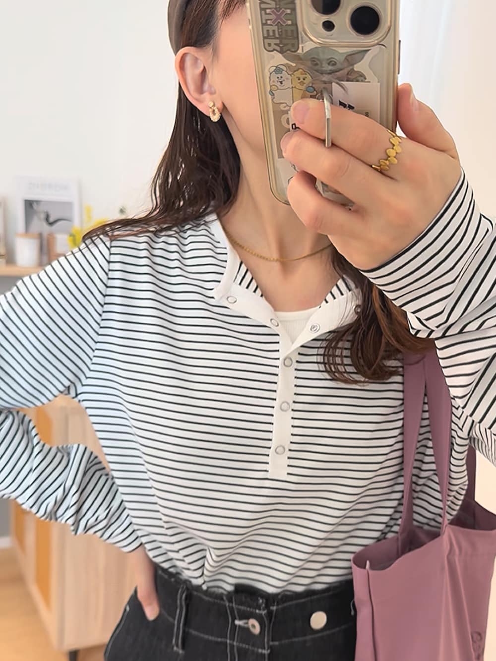ホワイト系のTシャツ/カットソー、ブラック系のデニムパンツ、パープル系のトートバッグを着用したレディースの夏コーディネートの5枚目の写真