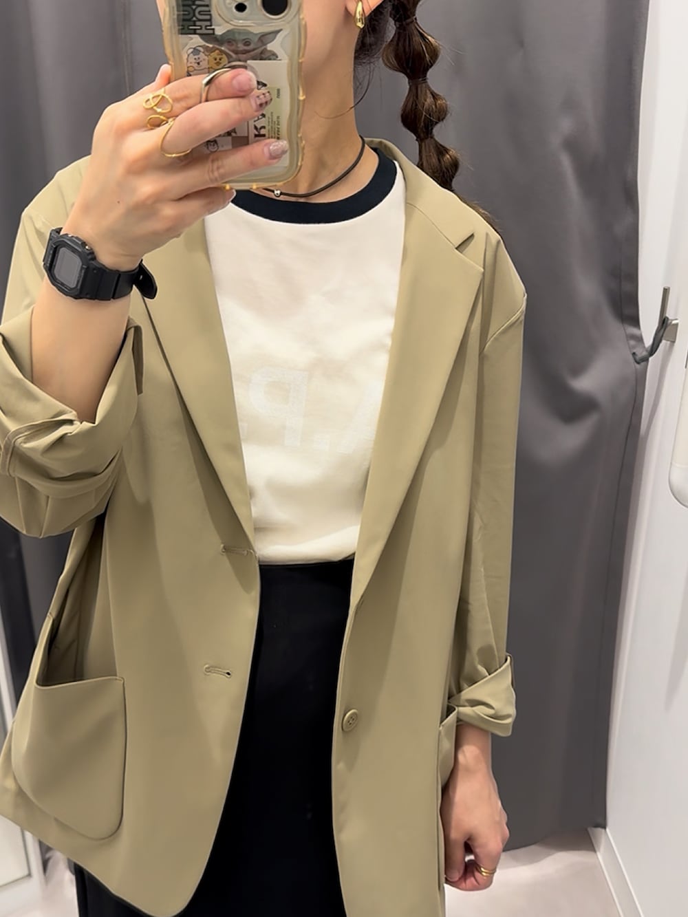 ベージュ系のジャケット/アウター、ホワイト系のTシャツ/カットソー、ブラック系のボストンバッグを着用したレディースの夏コーディネートの5枚目の写真