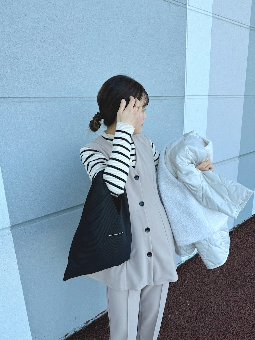 「セットアップ、休日スタイル、オフィスカジュアル、冬コーデ、レイヤードスタイル、セレモニーコーデ、入学式コーデ、卒業式コーデ、入学式・卒業式、ママファッション、nissen、プチプラ、お仕事コーデ、シンプルスタイル、きれいめカジュアル」｜「nissenのジレセットアップ（ペプラムジレ＋パンツ）（スーツセット、ベージュ系）」を使った、chicchimoさん（レディース・152cm）の冬コーディネートの3枚目の写真