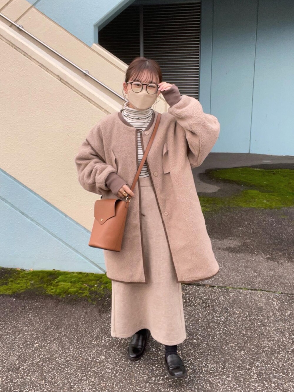 ベージュ系のその他アウター、ホワイト系のニット/セーター、ベージュ系のスカートを着用したレディースの秋コーディネートの2枚目の写真