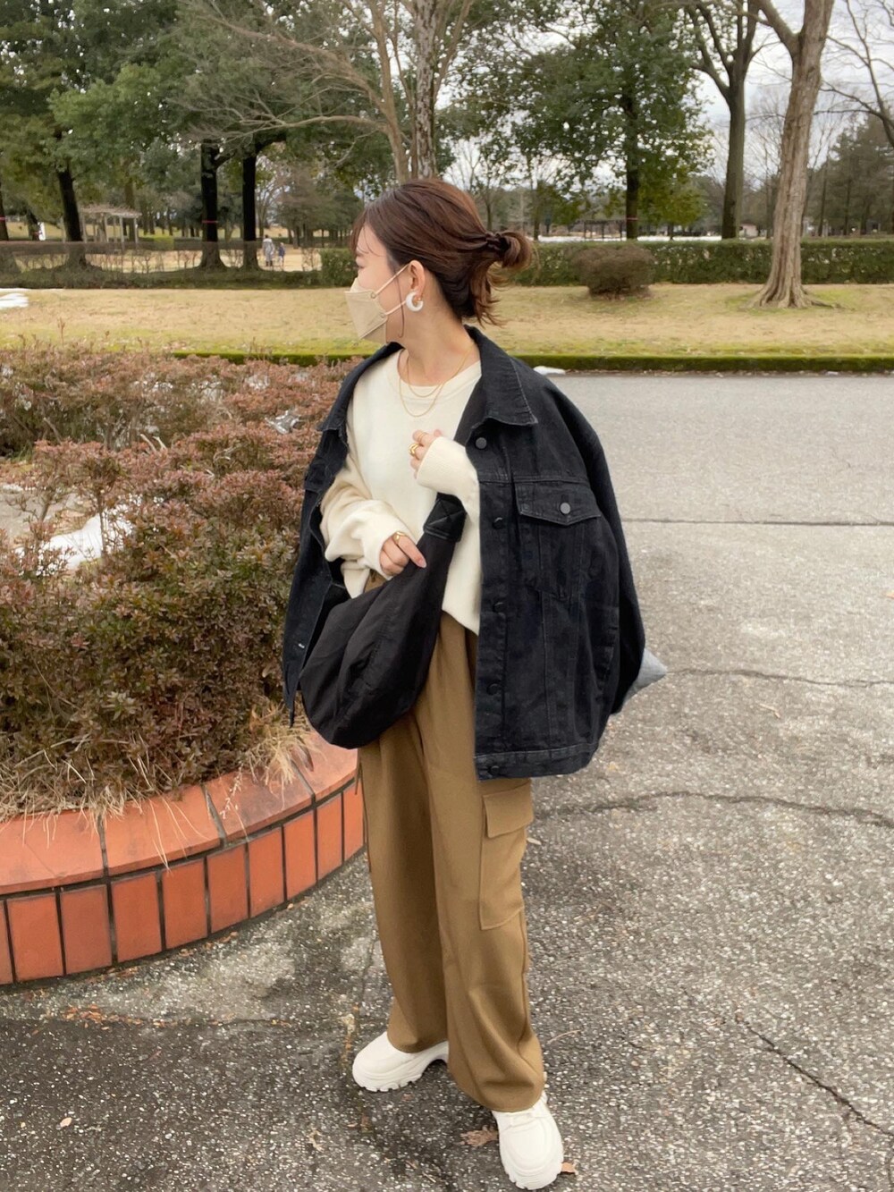 「デニム、デニムジャケット、カーゴパンツ、ショルダーバッグ、厚底シューズ、春コーデ、春先取り、スニーカー、スウェット、ほめられ本命コーデ、ニット、プチプラ、ジャケット、シンプルコーデ、パンツコーデ」｜「CIAOPANIC TYPYの□【新色追加】【OSORO】スウェットライクニット（ニット/セーター、ホワイト系）」を使った、chicchimoさん（骨格ナチュラル・レディース・152cm）の冬コーディネートの2枚目の写真