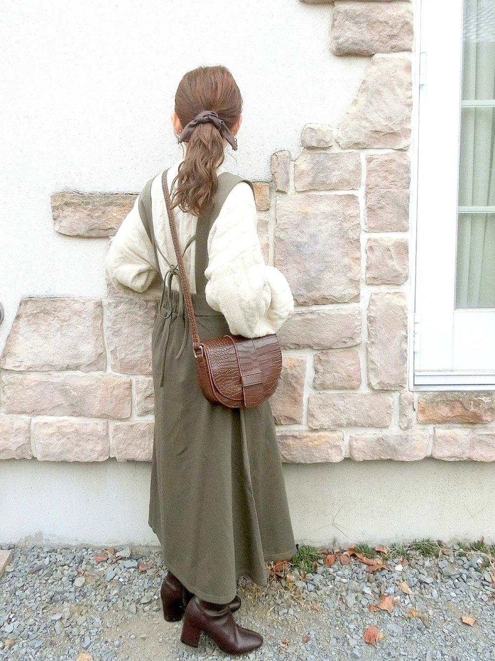 グリーン系のワンピース/ドレス、ホワイト系のニット/セーター、ブラウン系のショルダーバッグを着用したレディースの秋コーディネートの2枚目の写真