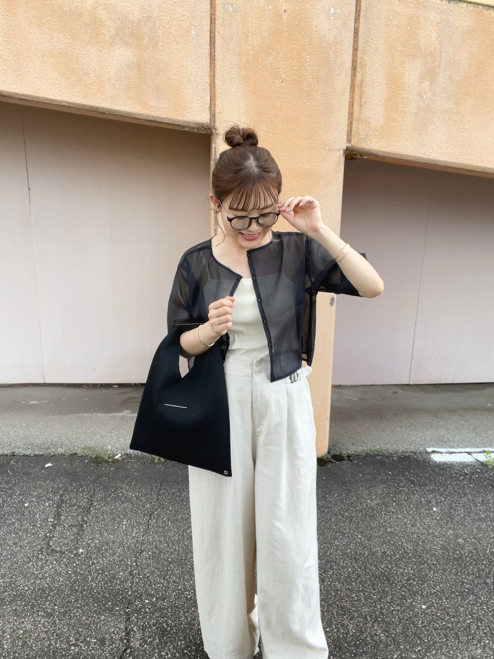 ホワイト系のその他パンツ、ブラック系のシャツ/ブラウス、ホワイト系のキャミソールを着用したレディースの夏コーディネートの4枚目の写真