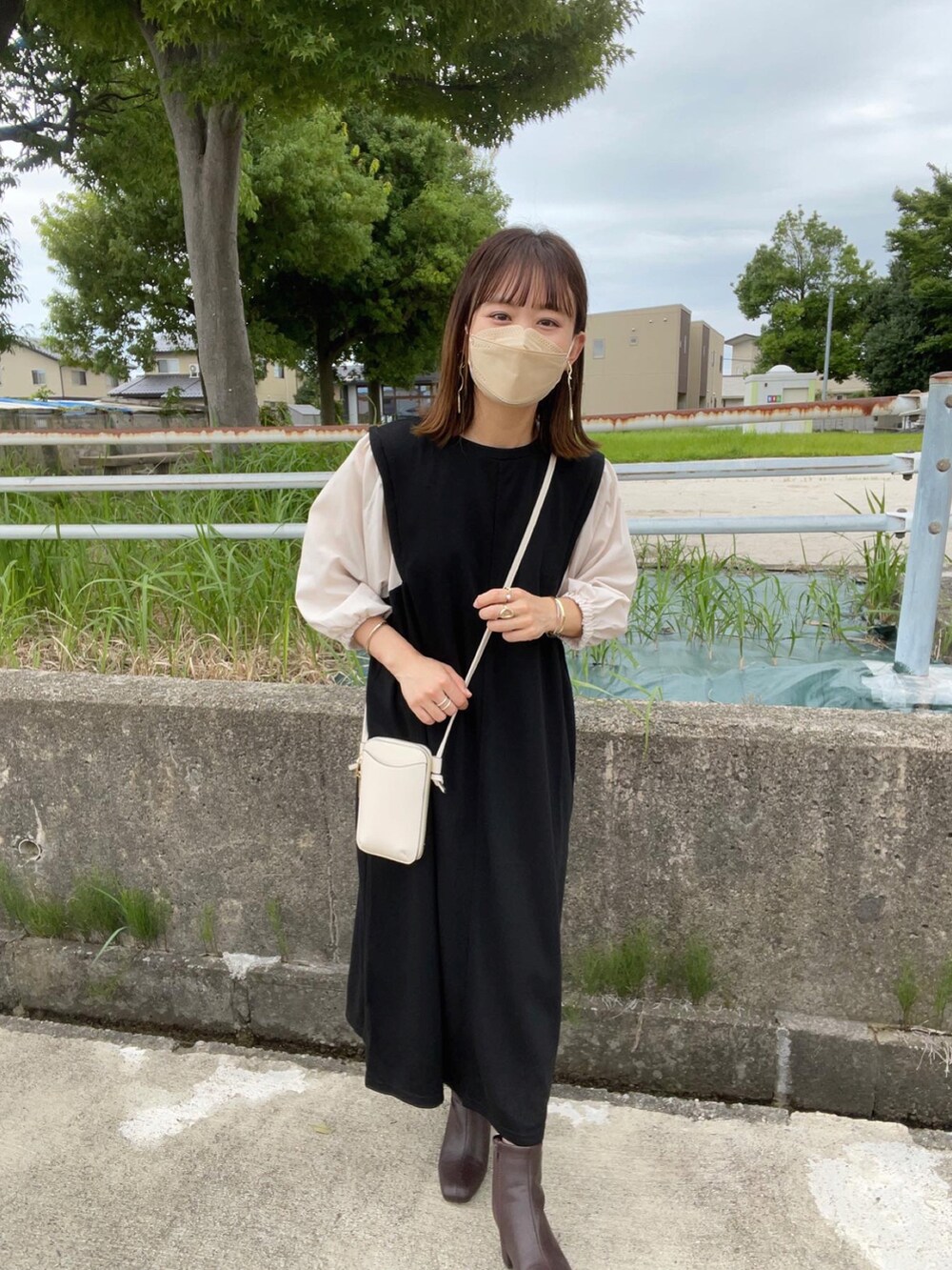 ブラック系のワンピース、ブラウン系のブーツ、ブラウン系のハットを着用したレディースの秋コーディネートの5枚目の写真