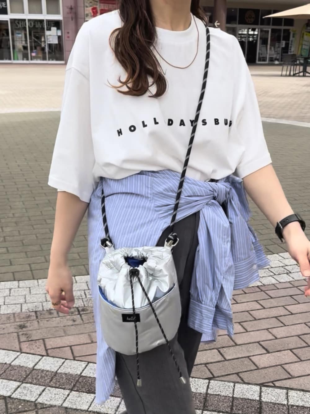 ホワイト系のTシャツ/カットソー、ベージュ系のスニーカー、ブルー系のシャツ/ブラウスを着用したレディースの夏コーディネートの4枚目の写真