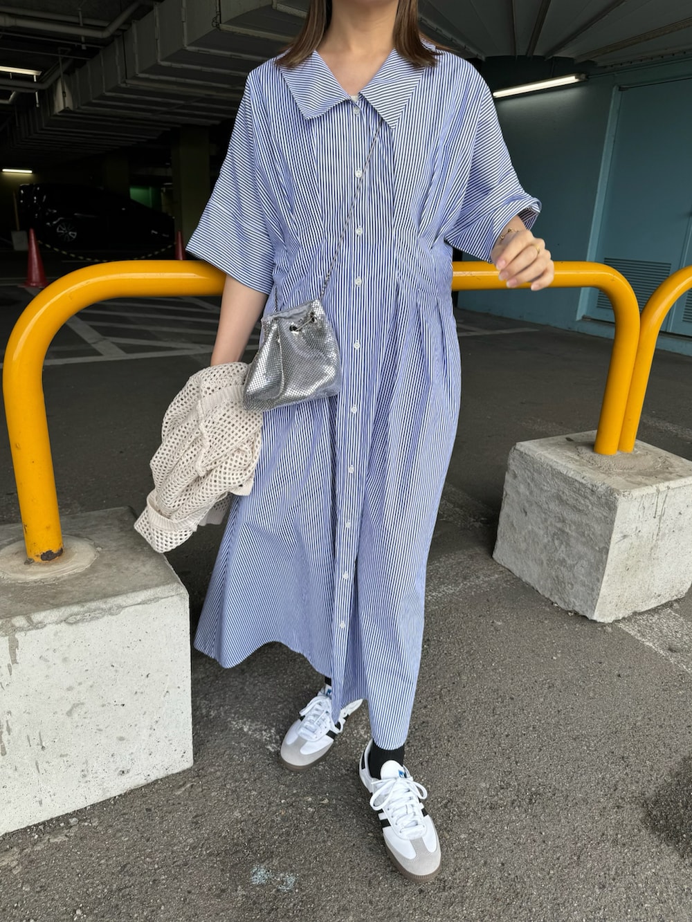 ブルー系のワンピース、ホワイト系のカーディガン/ボレロ、シルバー系のバッグを着用したレディースの春コーディネートの3枚目の写真