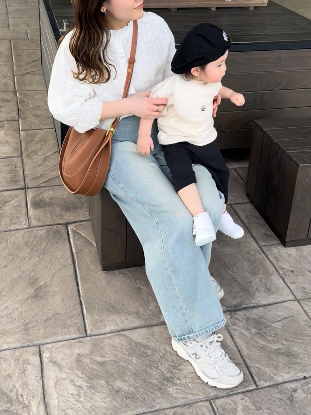 「最近のいい感じコーデ、淡色コーデ、デニム、デニムパンツ、大人カジュアル、ショルダーバッグ、パンツスタイル、スニーカー、休日スタイル、お出かけコーデ、ワントーンコーデ、大人ファッション、春ファッション、春コーデ、春めき満開コーデ」｜「classicalelfの大人が着るのはこれ。2way花柄刺繍ブラウス。（シャツ/ブラウス、ホワイト系）」を使った、chicchimoさん（レディース・152cm）の春コーディネートの2枚目の写真