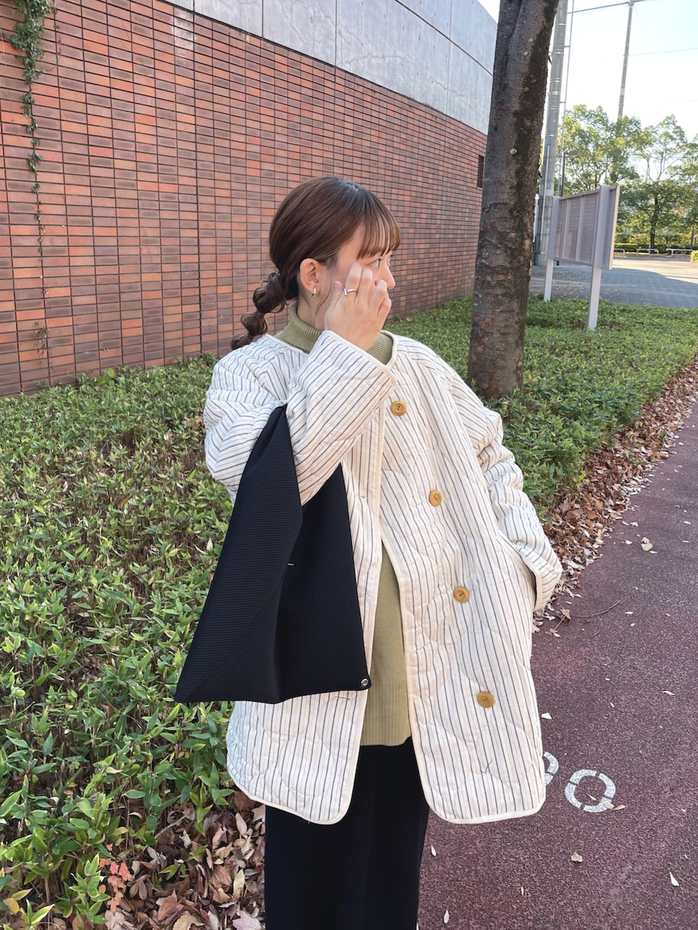 「休日スタイル、冬コーデ、冬アウター、30代コーデ、お出かけコーデ、コート、プチプラ、きれいめカジュアル、ロングスカート、タートルネック、マイベストコーデ2023、クリスマスに着たい服、韓国ファッション、ファッションを楽しもう、キルティングジャケット」｜「Crispのストライプキルティングジャケット[c8R3303]（ノーカラージャケット、ホワイト系）」を使った、chicchimoさん（骨格ナチュラル・レディース・152cm）の冬コーディネートの2枚目の写真