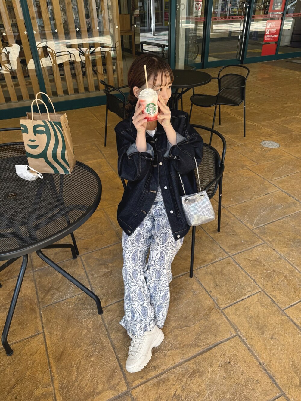 その他のその他パンツ、ブルー系のデニムジャケット、シルバー系のバッグを着用したレディースの春コーディネートの2枚目の写真