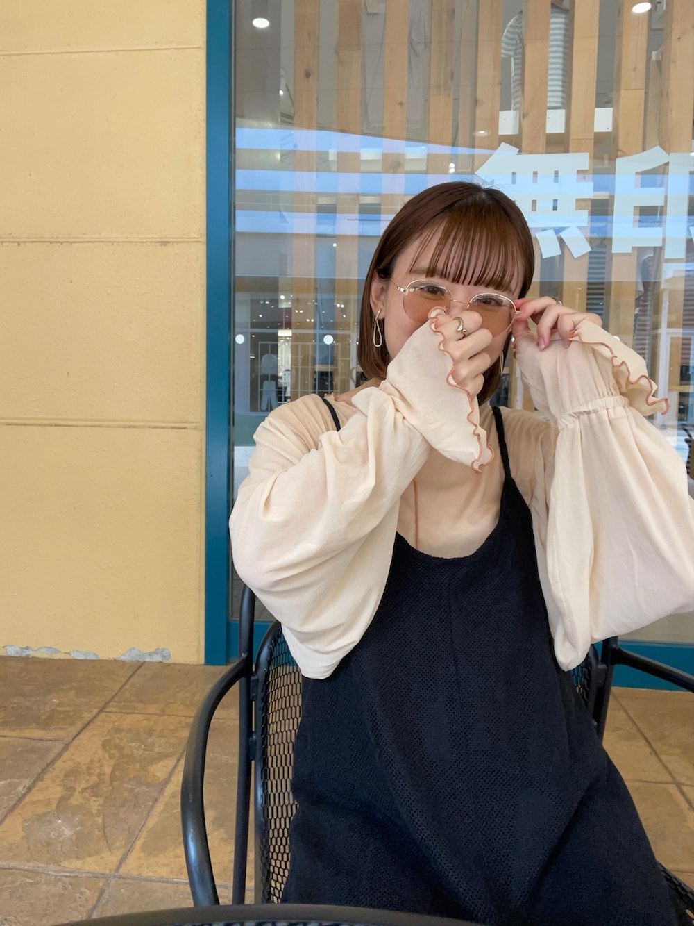 ベージュ系のTシャツ/カットソー、ブラック系のワンピース、ブラウン系のバッグを着用したレディースの夏コーディネートの4枚目の写真