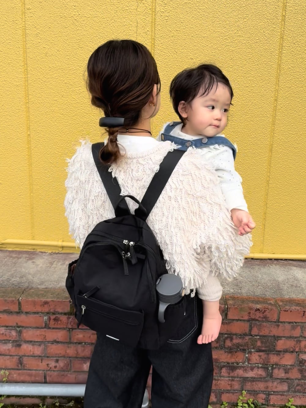 ホワイト系のカーディガン/ボレロ、ホワイト系のTシャツ/カットソー、ブラック系のデニムパンツを着用したレディースの春コーディネートの2枚目の写真