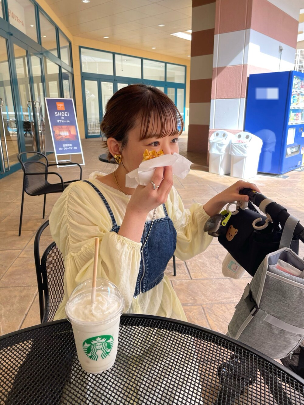 イエロー系のシャツ/ブラウス、ブルー系のトップス、ブラック系のスカートを着用したレディースの春コーディネートの4枚目の写真