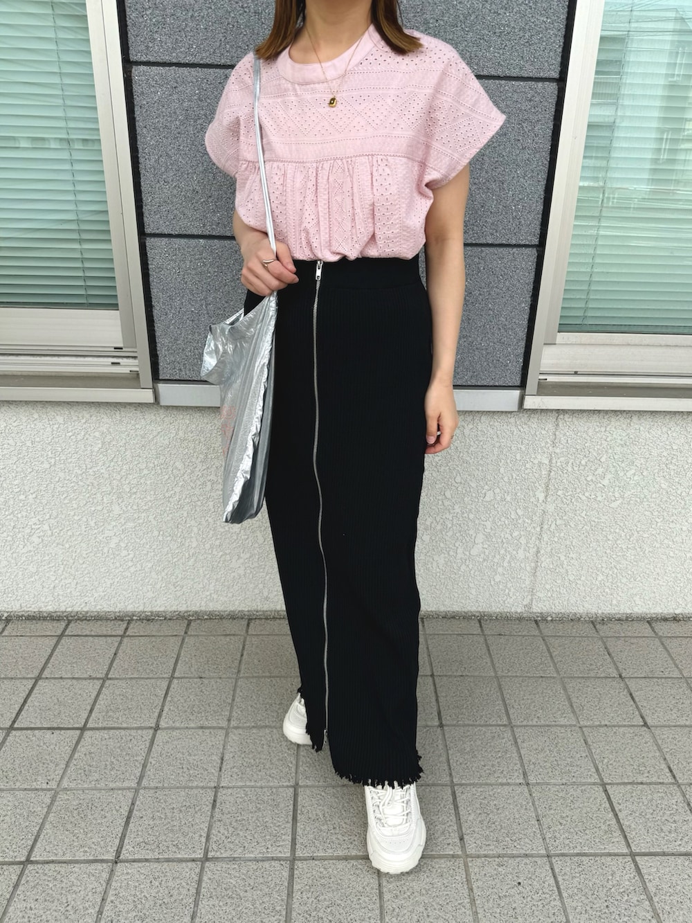 ピンク系のシャツ/ブラウス、ブラック系のスカート、シルバー系のトートバッグを着用したレディースの春コーディネートの5枚目の写真