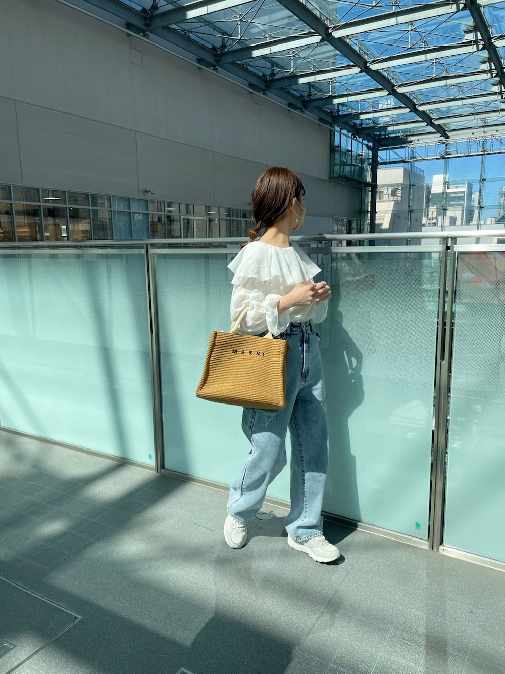 ホワイト系のシャツ/ブラウス、その他のデニムパンツ、ホワイト系のスニーカーを着用したレディースの春コーディネートの4枚目の写真