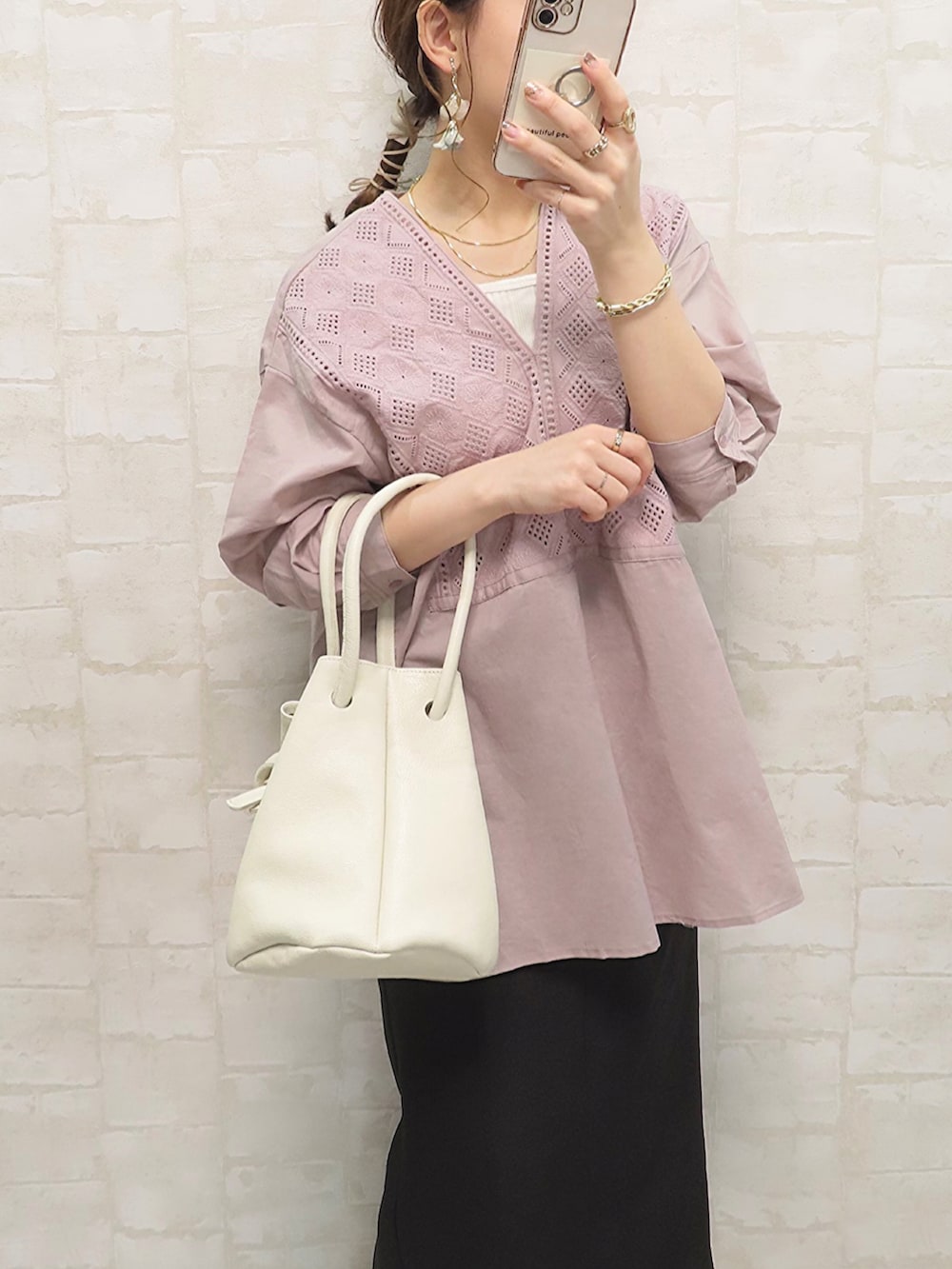 ピンク系のシャツ/ブラウス、ホワイト系のハンドバッグ、ゴールド系のネックレスを着用したレディースの春コーディネートの3枚目の写真