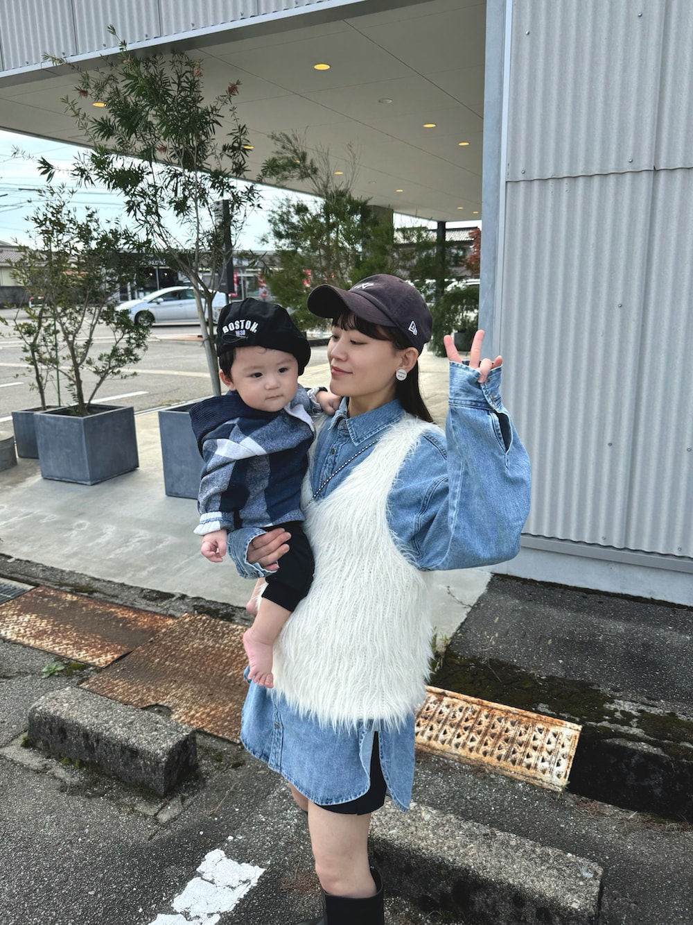 ブルー系のシャツ/ブラウス、ホワイト系のベスト、ブラック系のその他パンツを着用したレディースの秋コーディネートの4枚目の写真