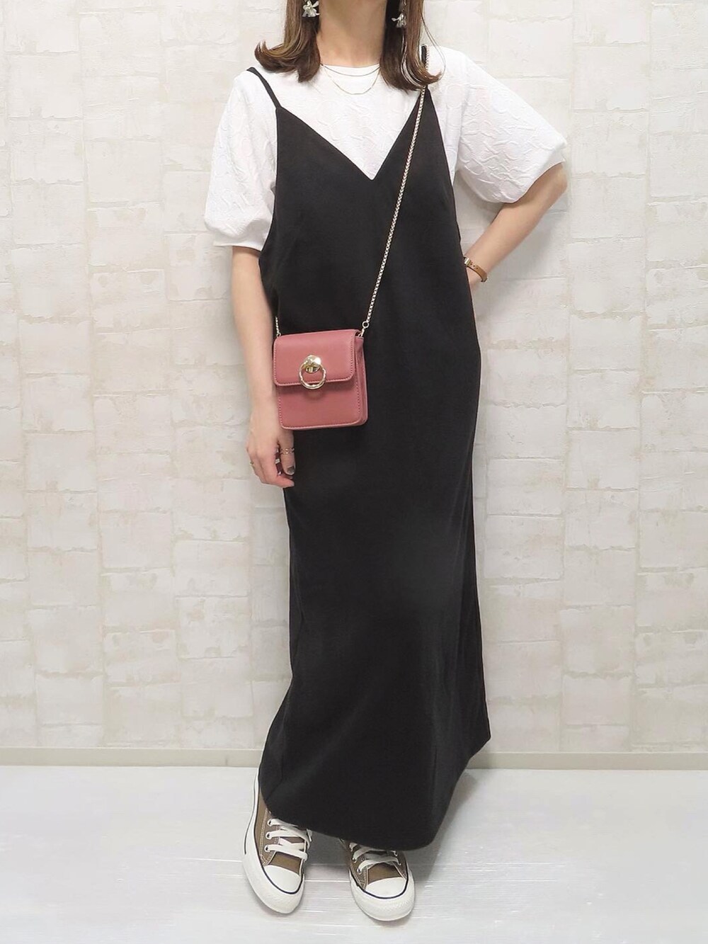 ホワイト系のTシャツ/カットソー、ブルー系のデニムパンツ、ピンク系のショルダーバッグを着用したレディースの春コーディネートの3枚目の写真