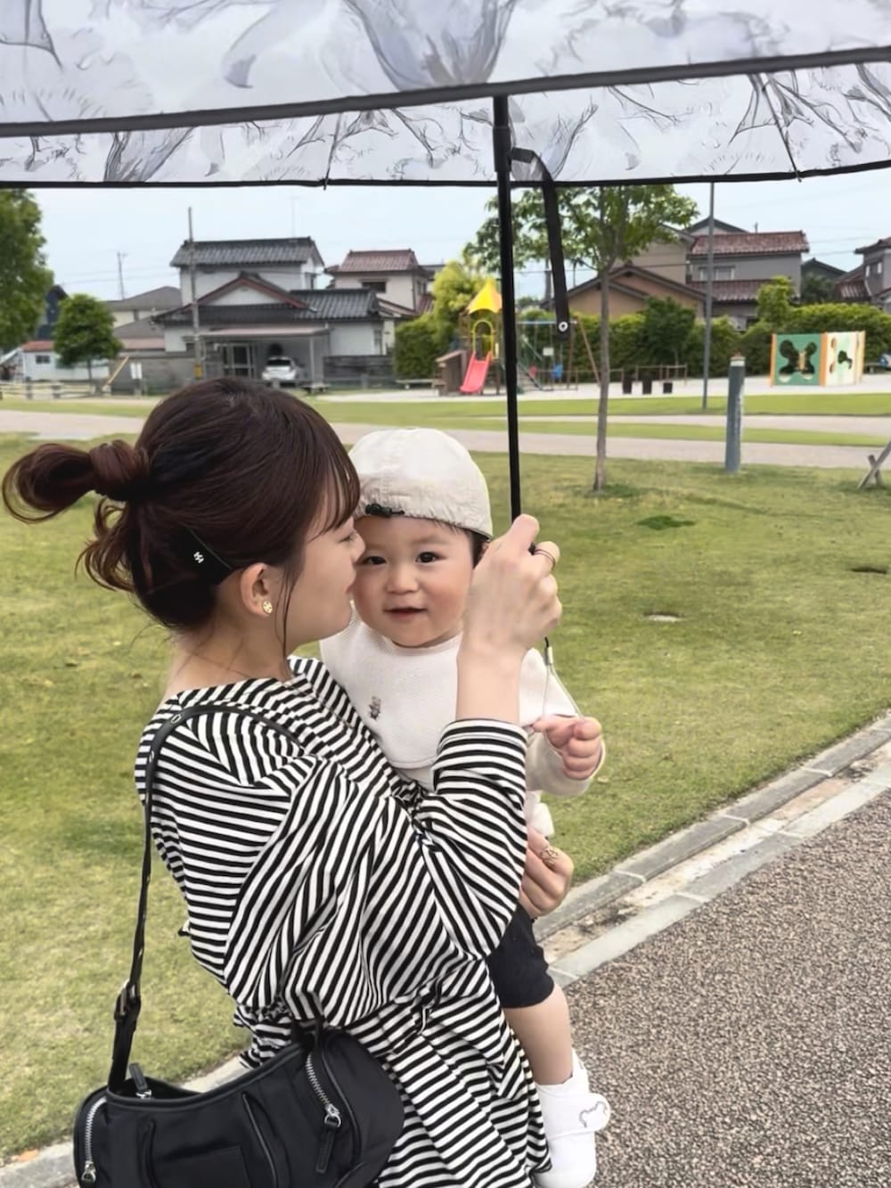 ブラック系のTシャツ/カットソー、ブラック系のその他パンツ、ホワイト系のスニーカーを着用したレディースの春コーディネートの5枚目の写真