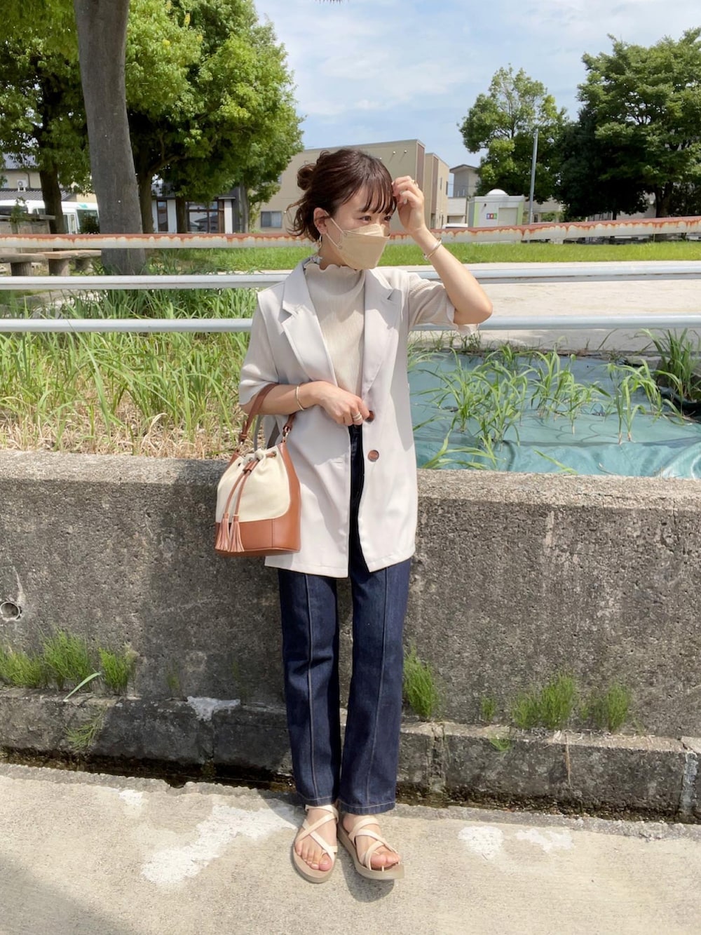 ホワイト系のTシャツ/カットソー、ベージュ系のサンダル、ベージュ系のベストを着用したレディースの夏コーディネートの4枚目の写真