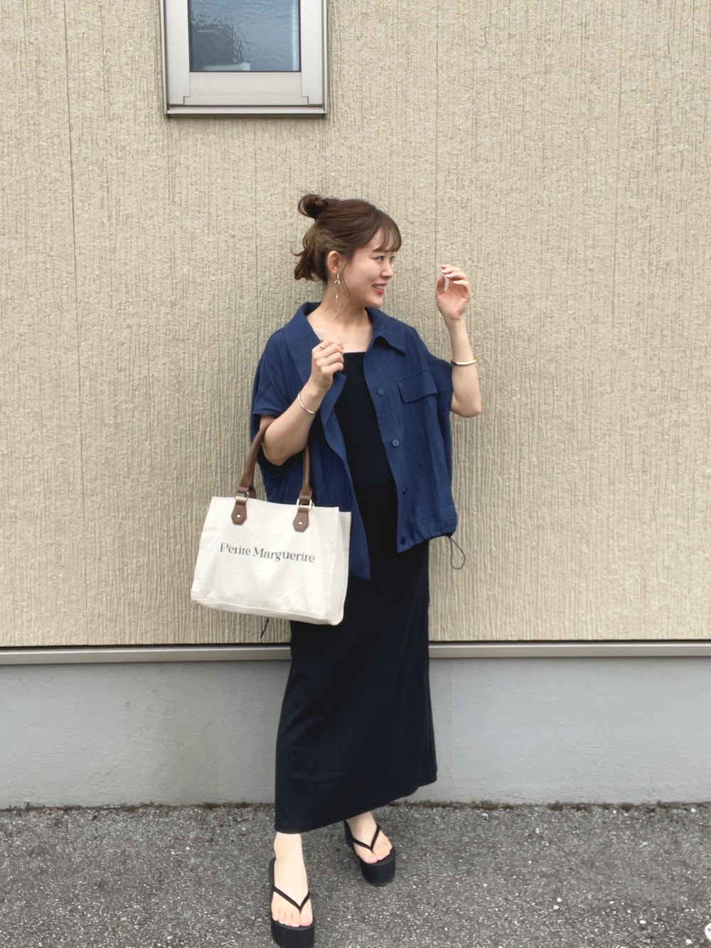ブルー系のシャツ/ブラウス、ホワイト系のトートバッグ、ブラック系のサンダルを着用したレディースの夏コーディネートの3枚目の写真
