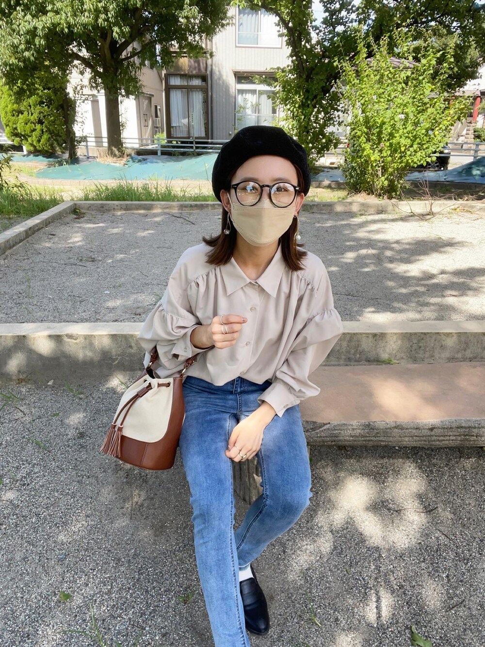 ベージュ系のシャツ/ブラウス、ブルー系のデニムパンツ、ブラック系のローファーを着用したレディースの秋コーディネートの5枚目の写真