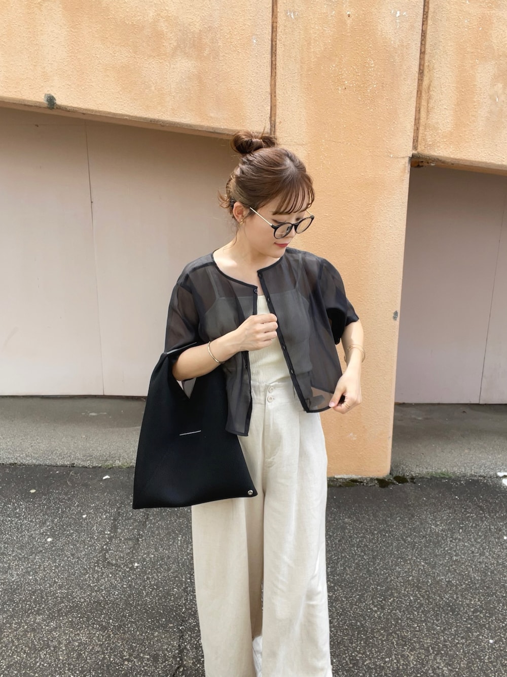 ホワイト系のその他パンツ、ブラック系のシャツ/ブラウス、ホワイト系のキャミソールを着用したレディースの夏コーディネートの3枚目の写真