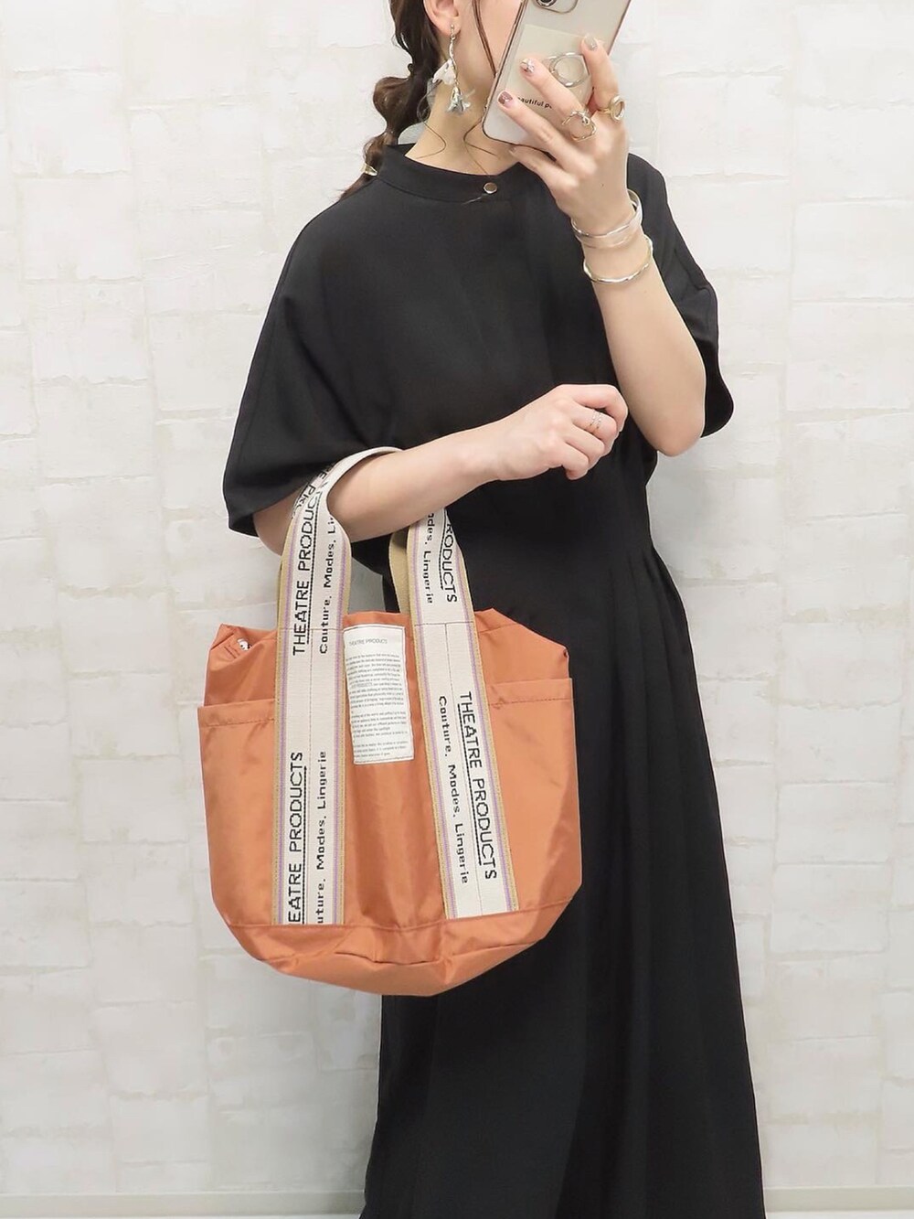 ブラック系のワンピース、オレンジ系のトートバッグ、オレンジ系のソックス/靴下を着用したレディースの夏コーディネートの2枚目の写真