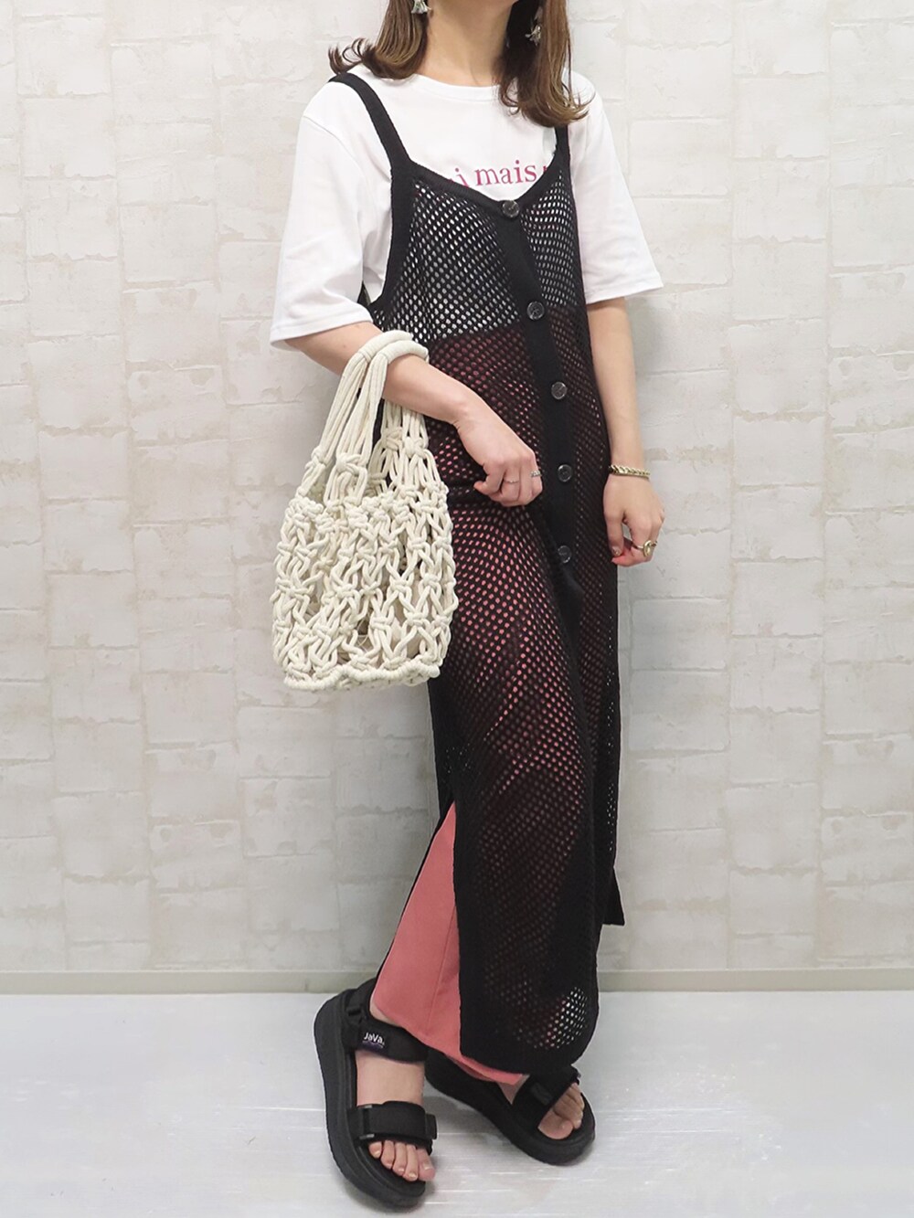 ホワイト系のTシャツ/カットソー、ブラック系のワンピース、ホワイト系のハンドバッグを着用したレディースの春コーディネートの2枚目の写真