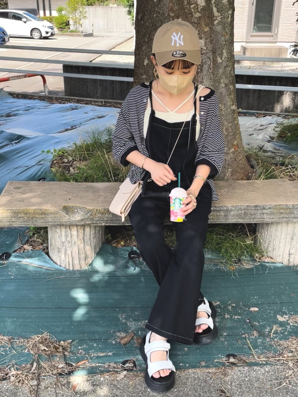 ブラック系のTシャツ/カットソー、ホワイト系のキャミソール、ブラック系のつなぎ/オールインワンを着用したレディースの夏コーディネートの3枚目の写真