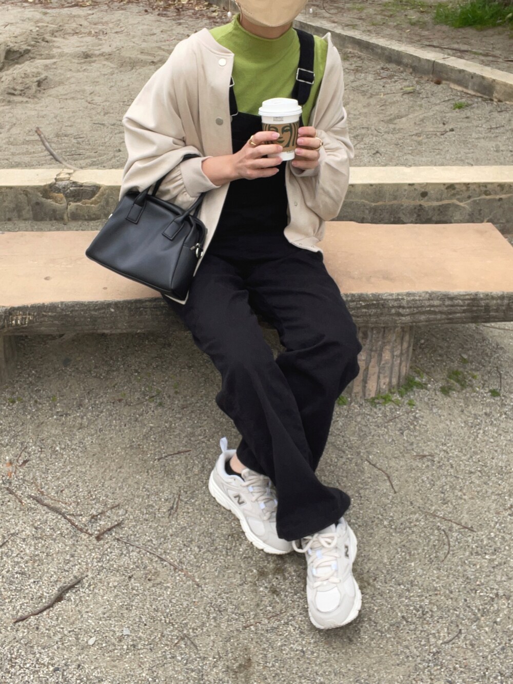 「春服デビュー宣言、春服みてみて、プチプラ、ビッグシルエット、パステル映える春、春アウター、きれいめカジュアル、サロペット、オーバーオール、休日スタイル、モノトーン、白スニーカー、春コーデ、大人カジュアル、カジュアルコーデ」｜「Fizzの【Fizz/フィズ】　フェイクスエードスタジャン（スタジャン、ホワイト系）」を使った、chicchimoさん（骨格ナチュラル・レディース・152cm）の春コーディネートの3枚目の写真